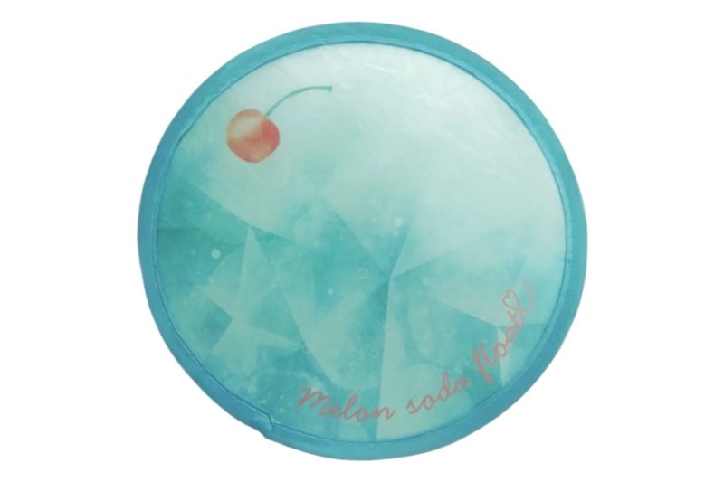 ダイソーで販売している、折りたたみうちわのクリームソーダ柄の画像