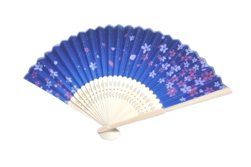 ダイソーで販売している、紙扇子の夜桜柄の画像
